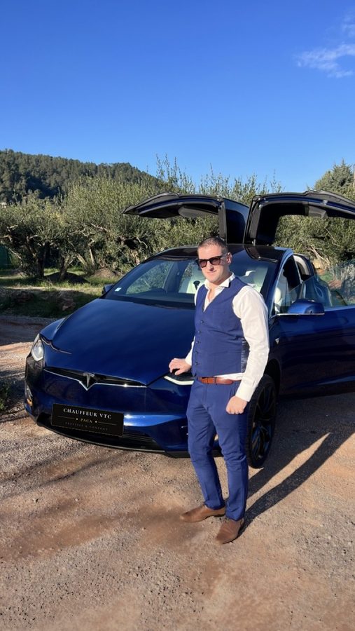 Guillaume Gandolphe auprès de son véhicule Tesla Model X — Chauffeur VTC PACA